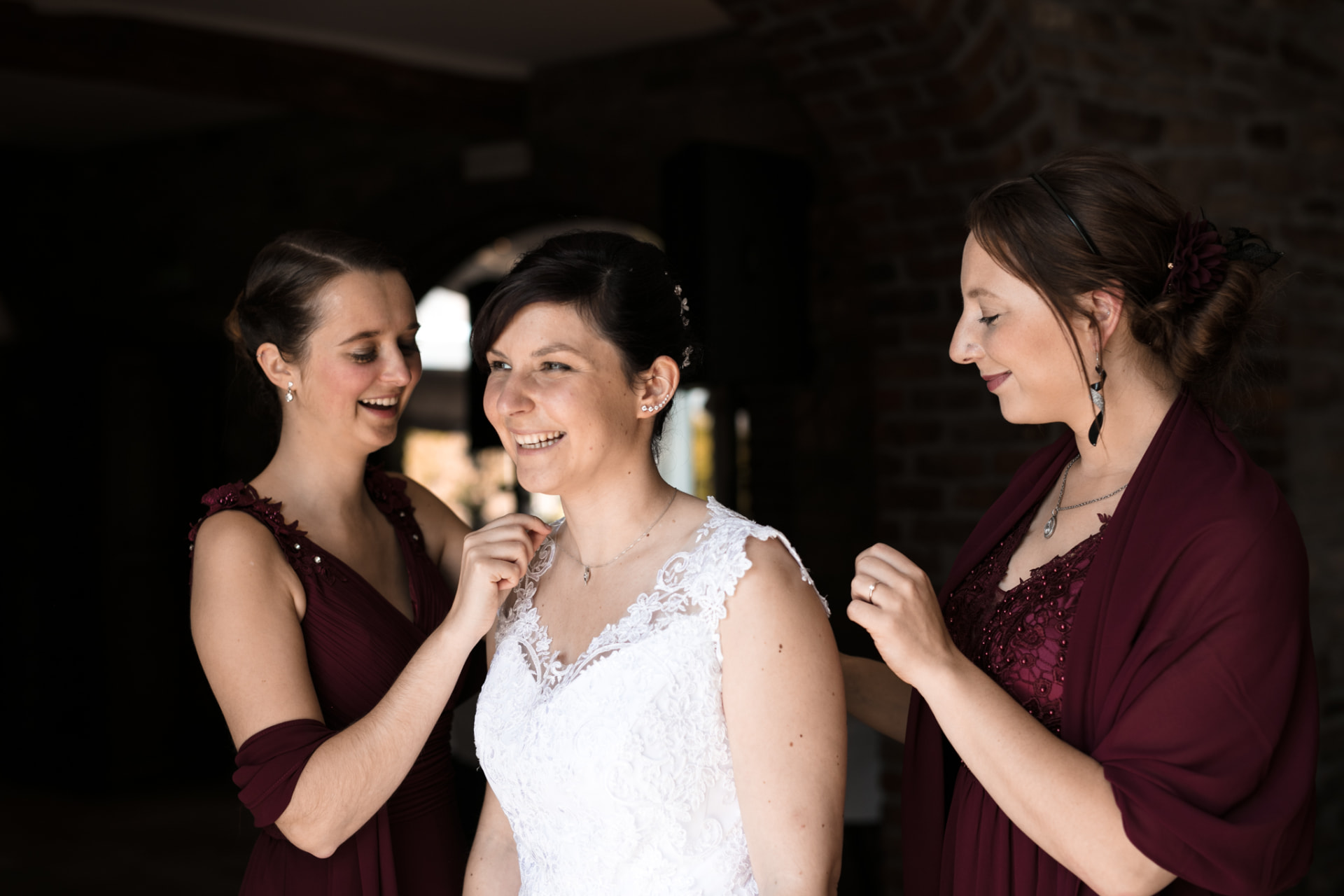 Braut mit Trauzeuginnen beim Getting Ready — Hochzeitsfotografin Ostbelgien