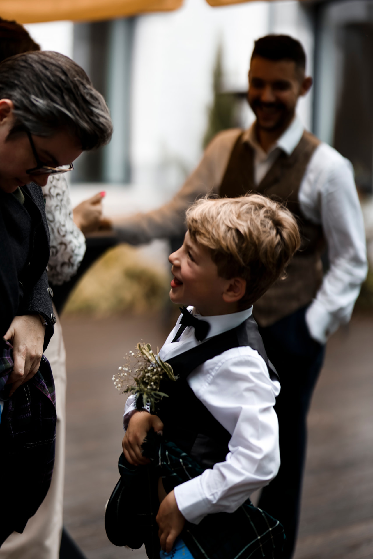 Lachender Junge im Kilt bei der Hochzeit — Hochzeitsfotografin Ostbelgien