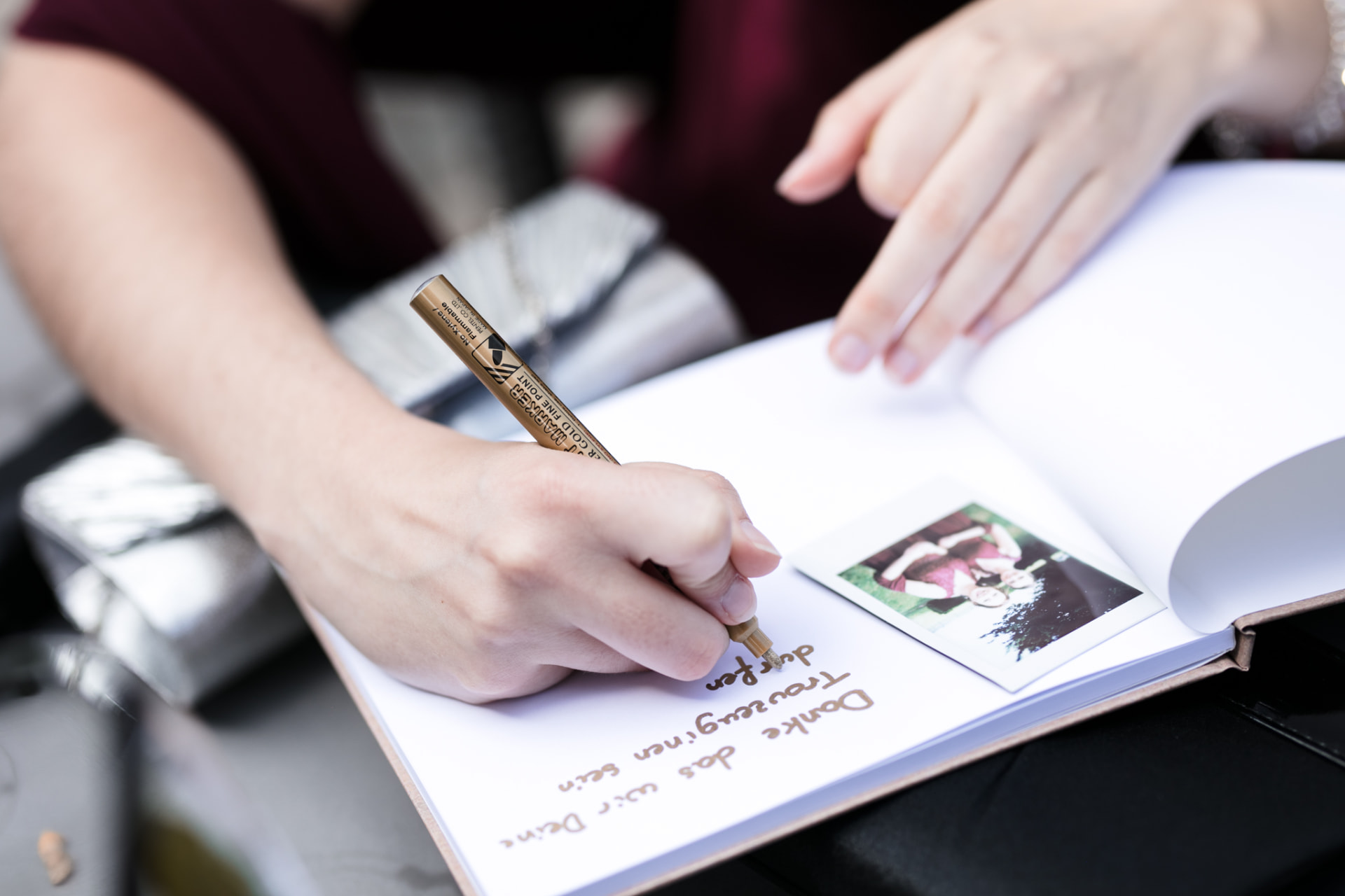 Eintrag ins Gästebuch mit Goldstift — Hochzeitsfotografie Ostbelgien