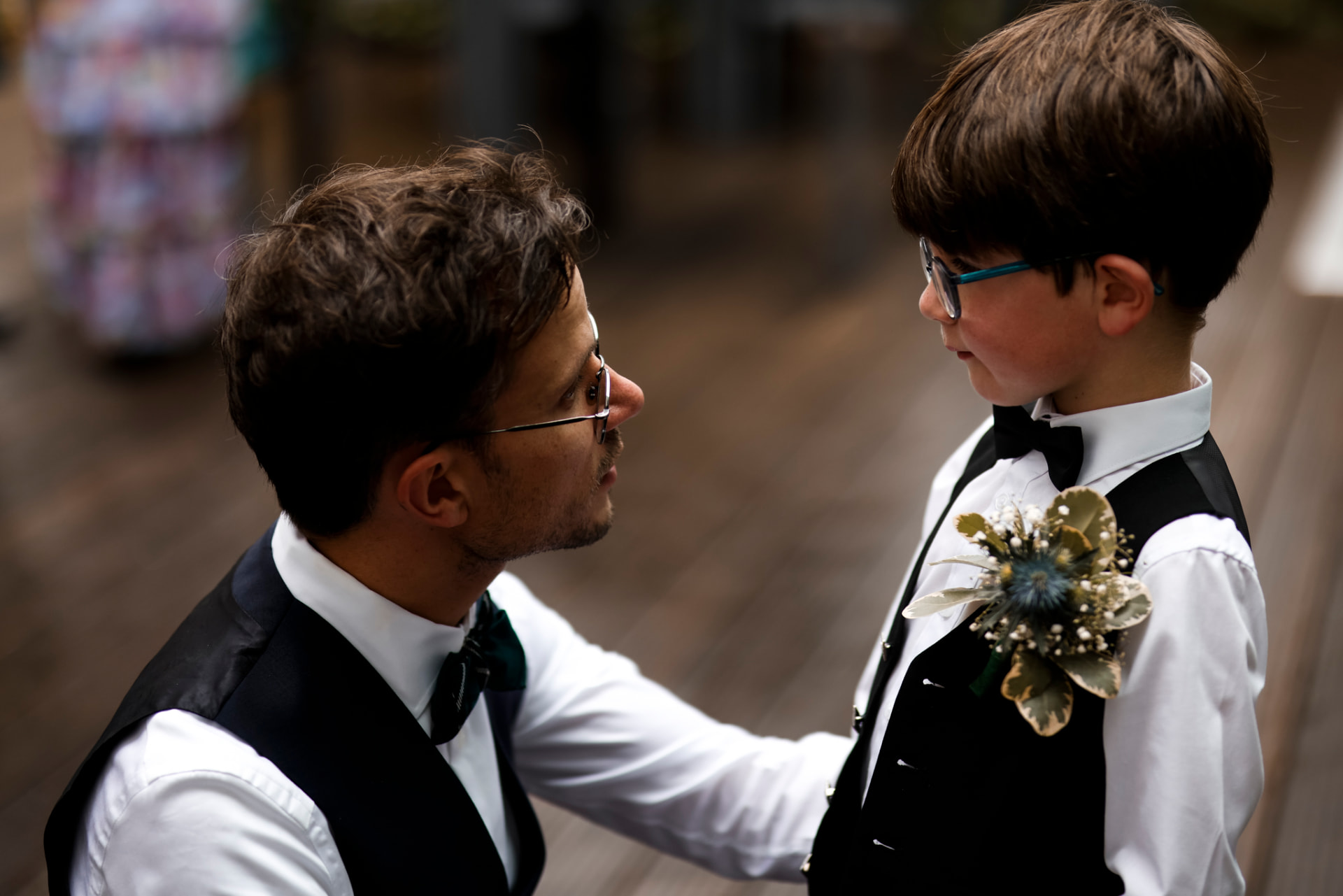 Vater und Sohn im Anzug vor der Trauung — Hochzeitsfotograf Eupen