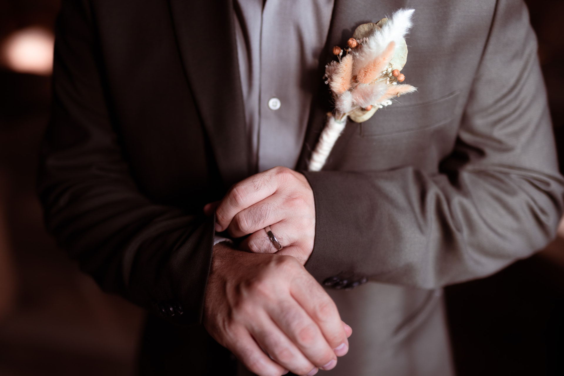 Detail: Bräutigam mit Trockenblumen-Anstecker – Hochzeitsfotografie Ostbelgien & Aachen