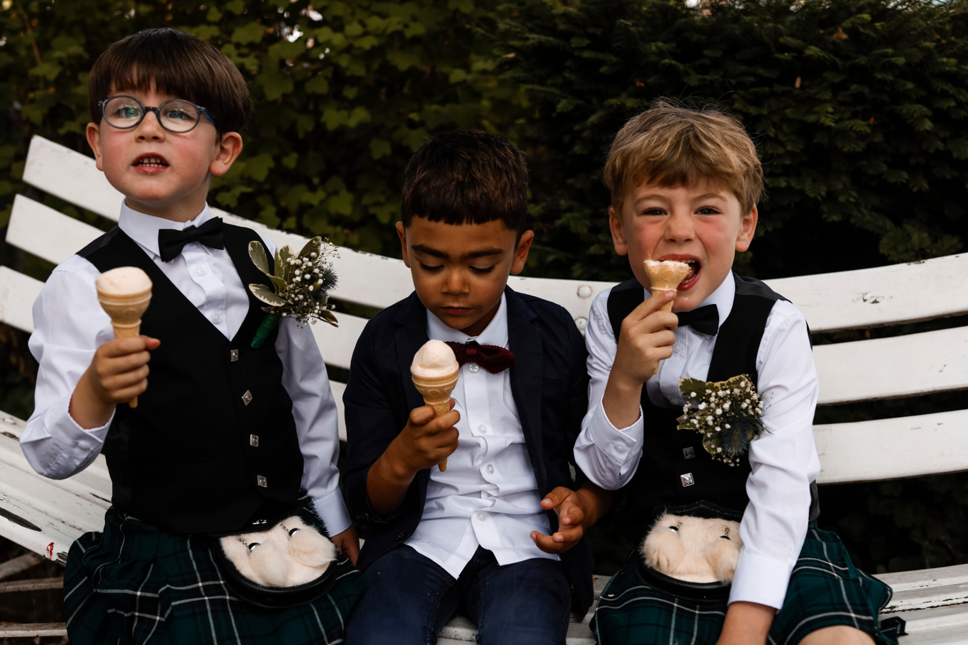 Drei Jungen mit Eis auf der Bank — Hochzeitsfotografie Aachen