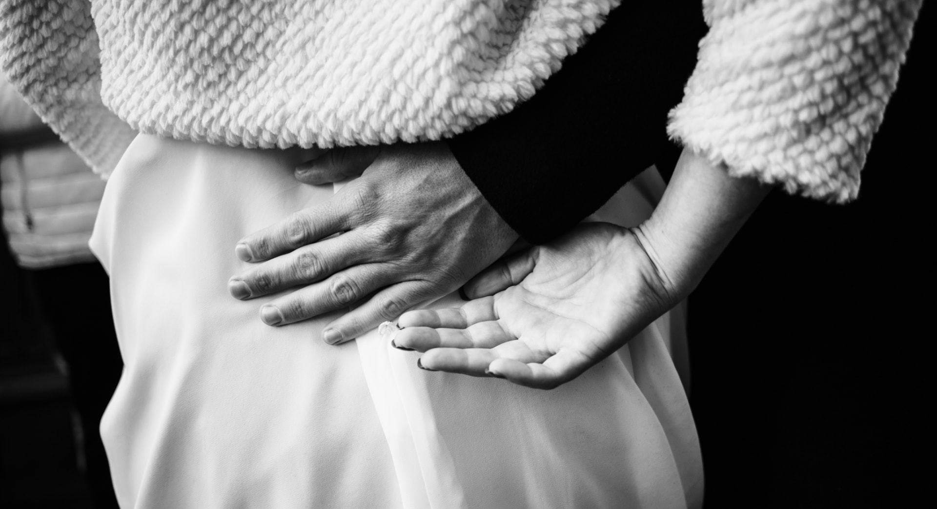 Detail: Hände auf dem Rücken der Braut — Hochzeitsfotografie Ostbelgien