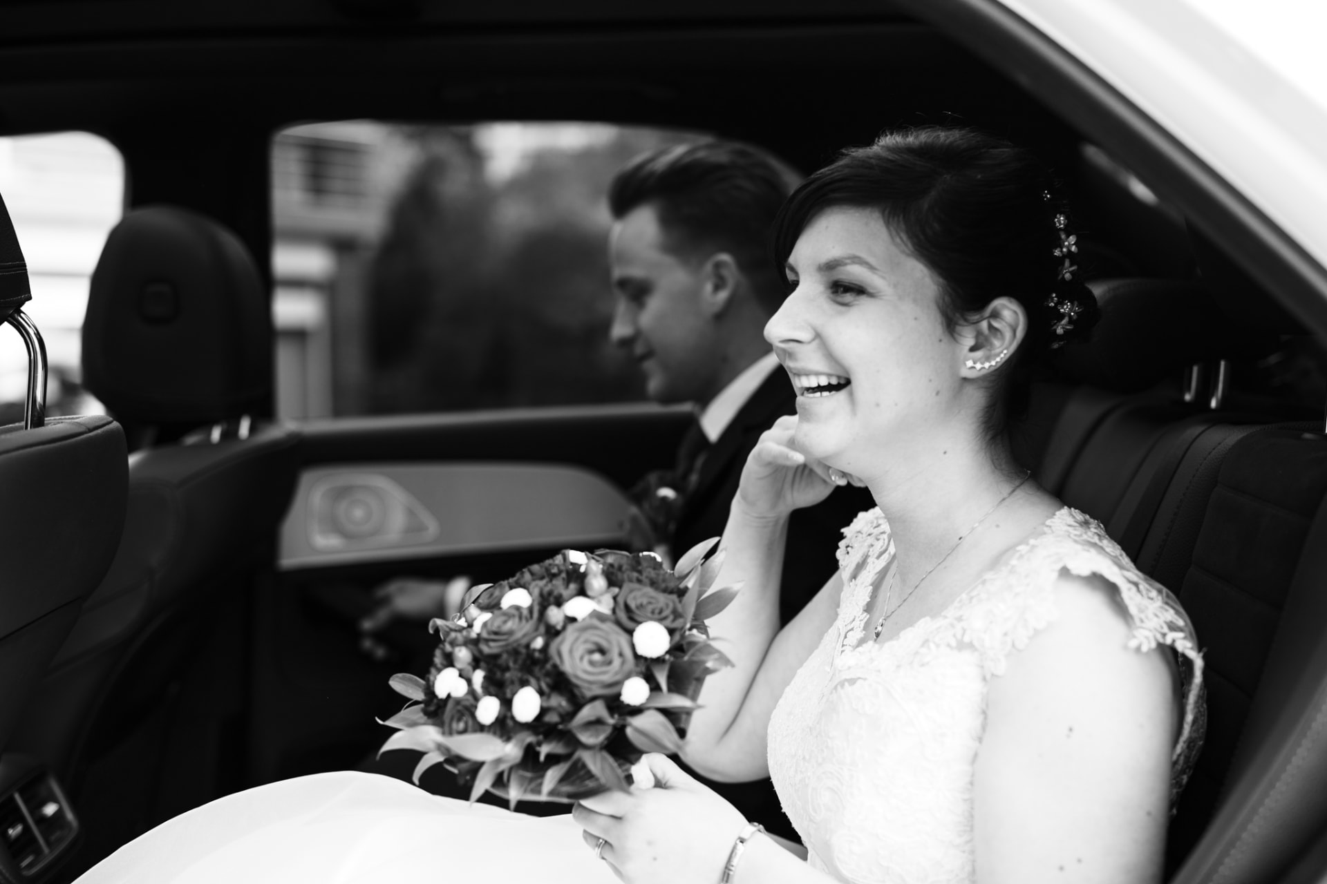 Brautpaar im Auto auf dem Weg zur Feier — Hochzeitsfotografie Eupen
