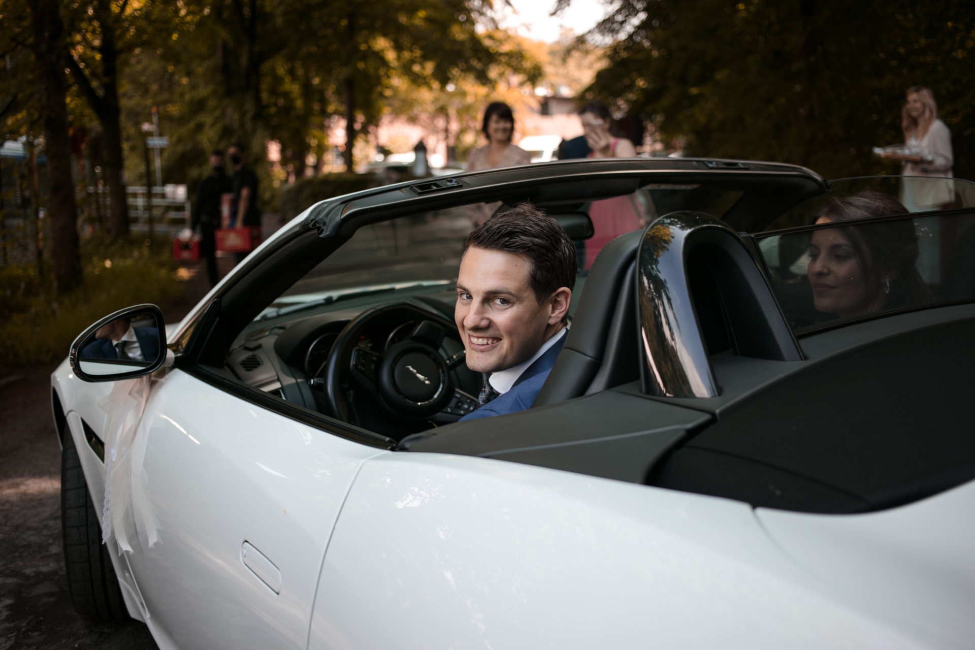 Brautpaar im weißen Cabrio — Hochzeitsfotograf Aachen und Ostbelgien