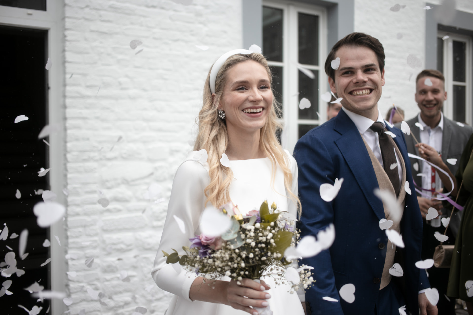 Konfettiregen für das Brautpaar nach der Trauung — Hochzeitsfotograf Ostbelgien & Aachen