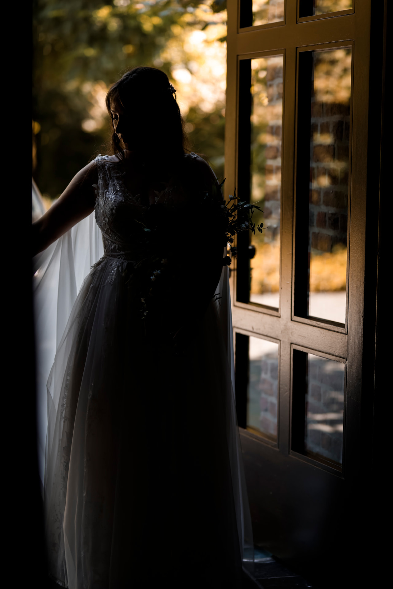 Braut im Gegenlicht an der Tür — Hochzeitsfotografie Ostbelgien