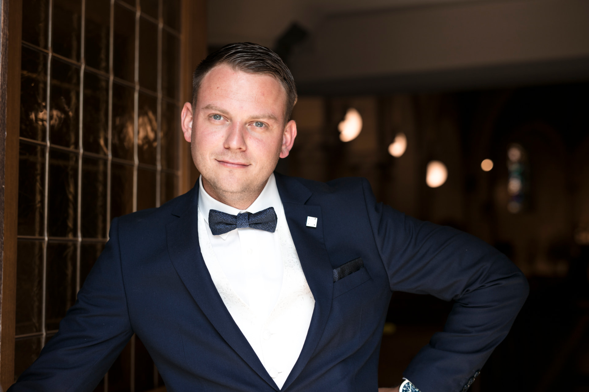 Portrait des Bräutigams im blauen Anzug — Hochzeitsfotograf Ostbelgien