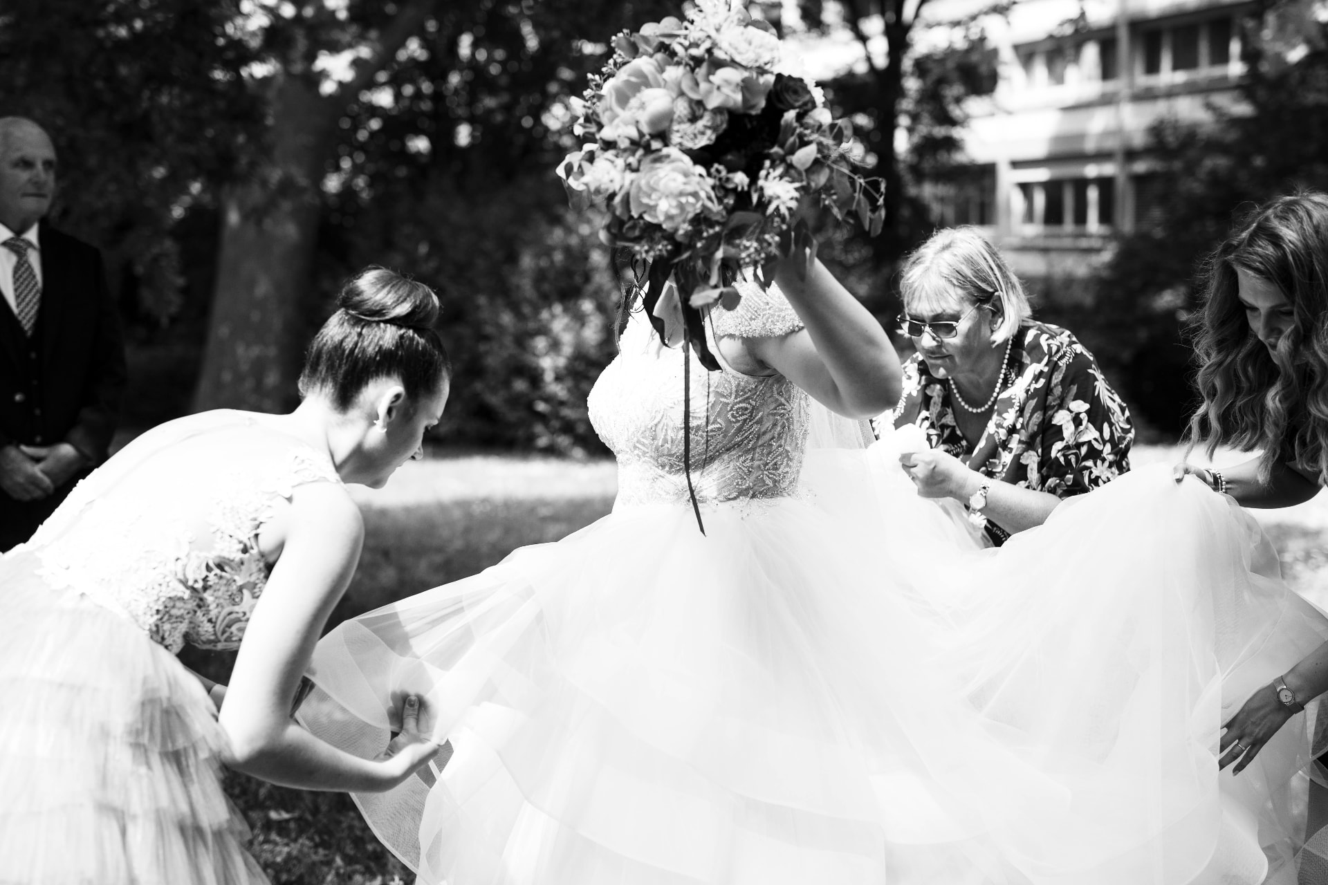 Braut wird beim Kleid gerichtet — Hochzeitsreportage Belgien & Luxemburg