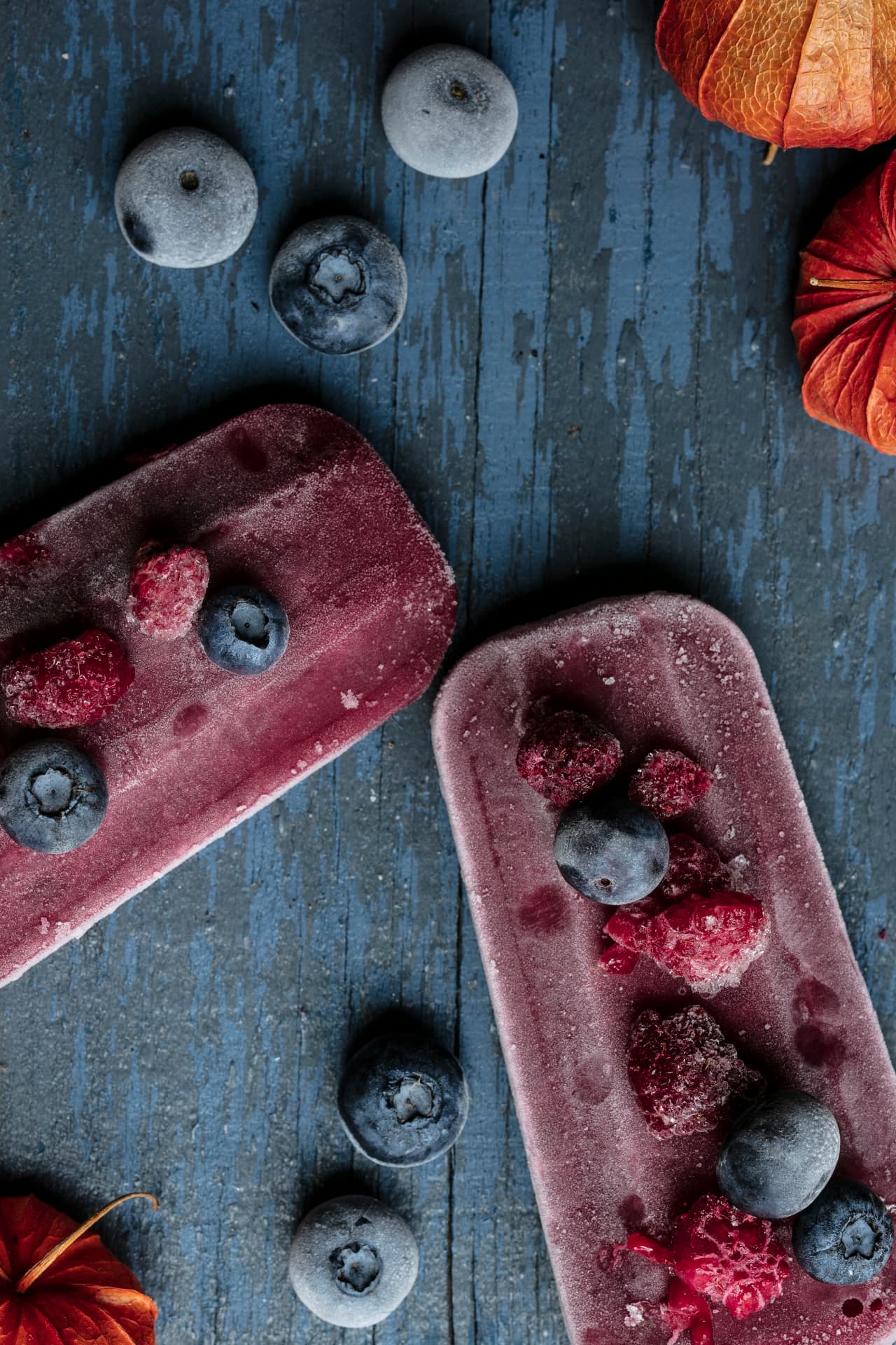 Stimmungsvolles Food-Styling mit Beeren-Eis am Stiel – Visual Storytelling für Marken, Montigny Agency Ostbelgien
