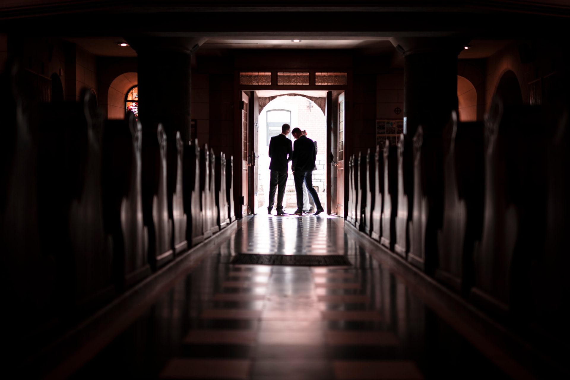 Silhouetten im Kirchenportal — Hochzeitsfotografie Aachen und Ostbelgien