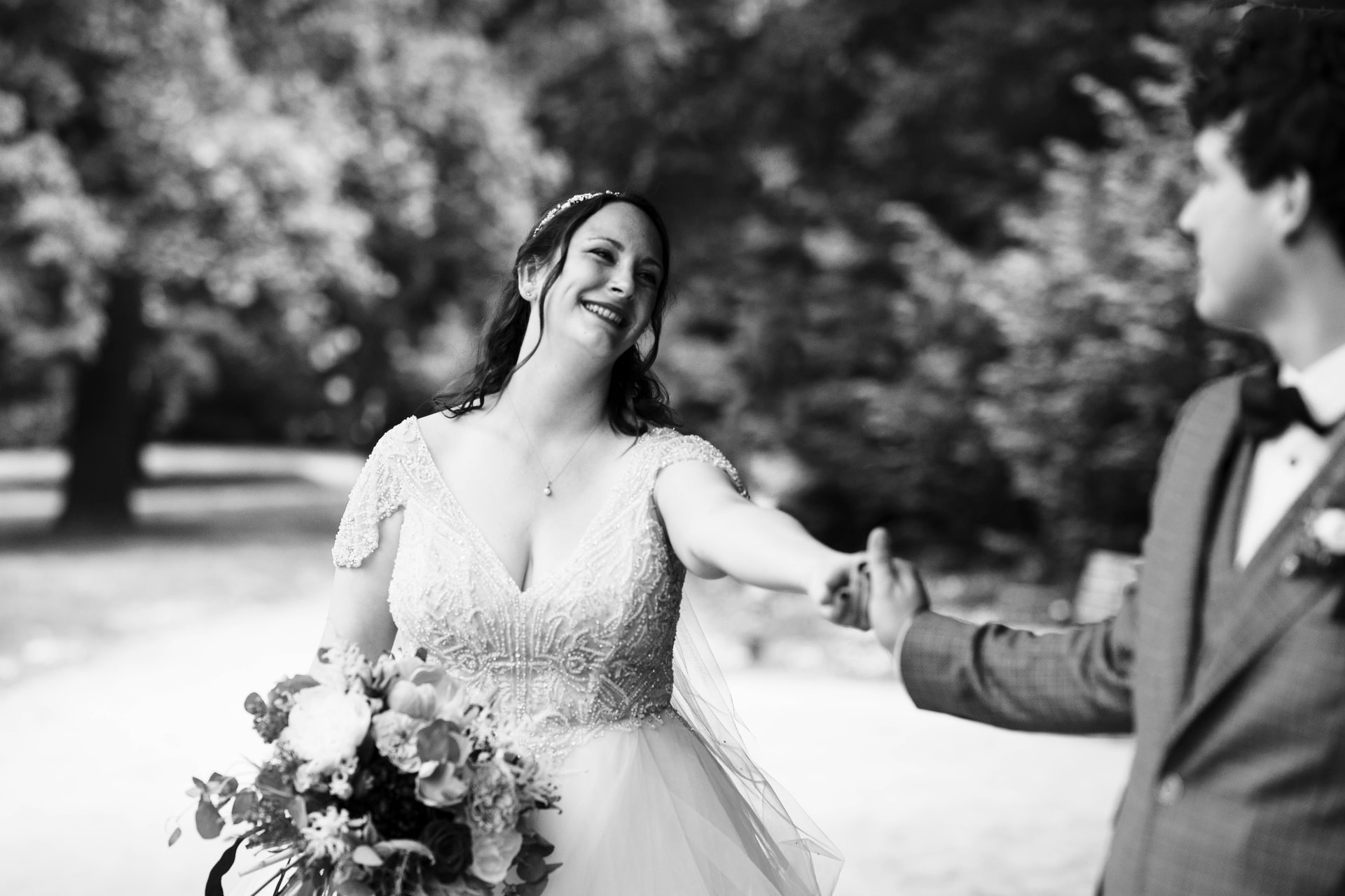 Lachende Braut reicht dem Bräutigam die Hand — Hochzeitsfotograf Eupen